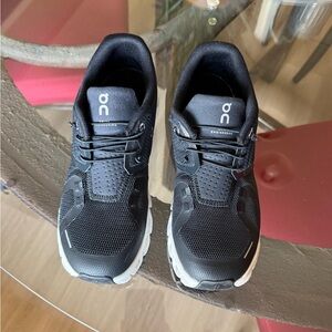 ONCloud 6 WOMENS size 8.5